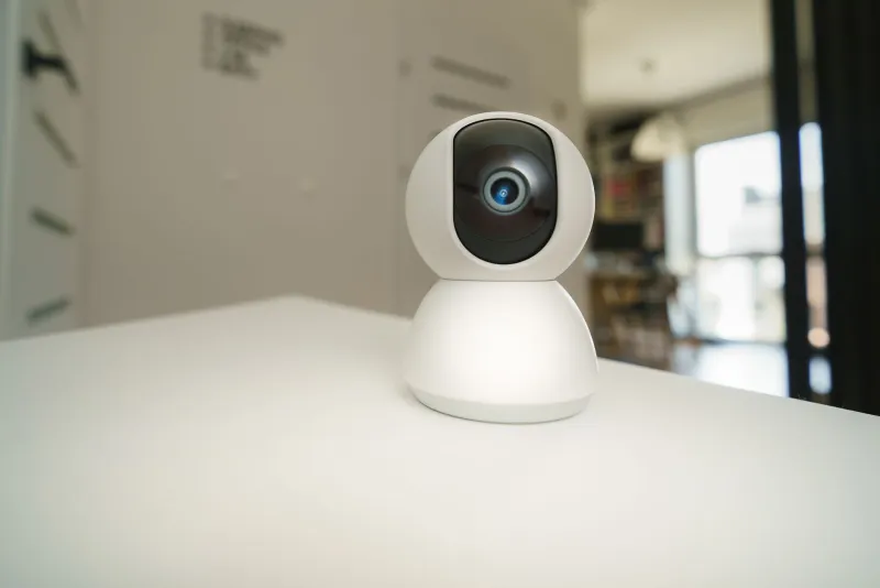 Caméras connectées à la maison : on a planché sur 8 modèles pour savoir qui surveille vraiment qui