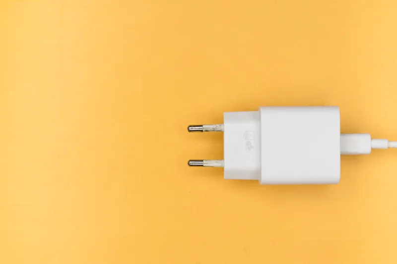 Chargeur filaire vs tapis sans fil : on a branché des compteurs pendant un an et la facture nous a scotchés